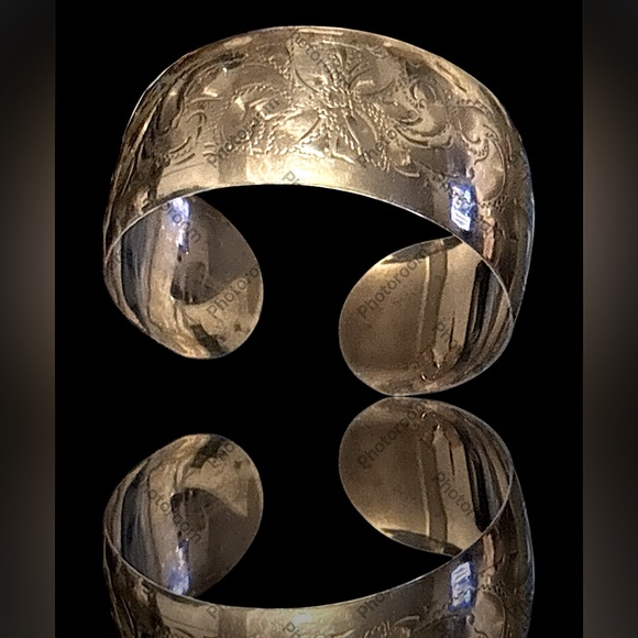 Vintage Etched Silver Cuff Bracelet for a petite wrist - new photo’s added - Picture 11 of 13